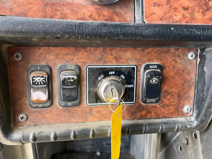 2004-kenworth-w900-image-99