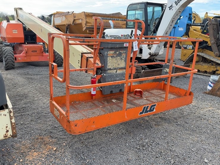 2014-jlg-800s-image-3
