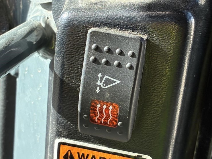 2011-mustang-2700v-image-22