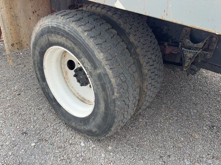 2006-ford-750-image-5