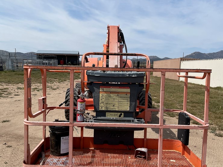 #3999-•-jlg-lift-600-aj-image-3