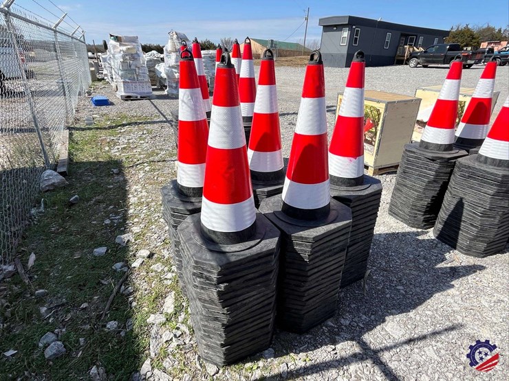new-2025-sdlanch-lot-of-100-traffic-safety-cones-image-1