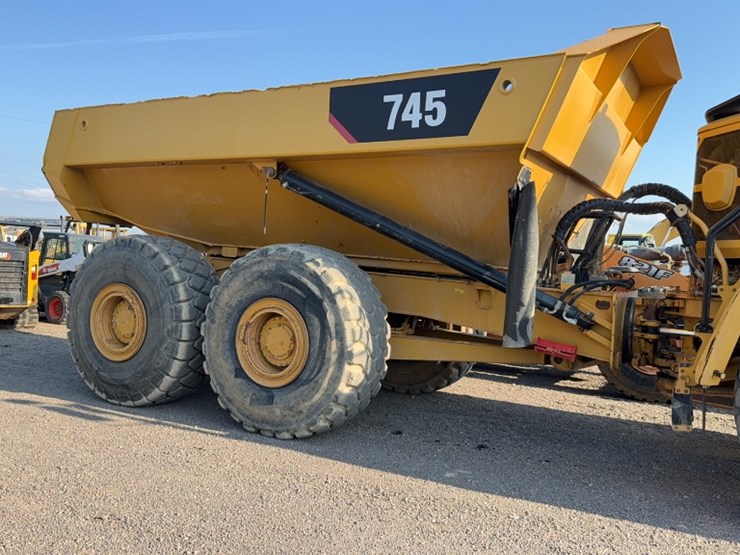 2017-caterpillar-745-image-4