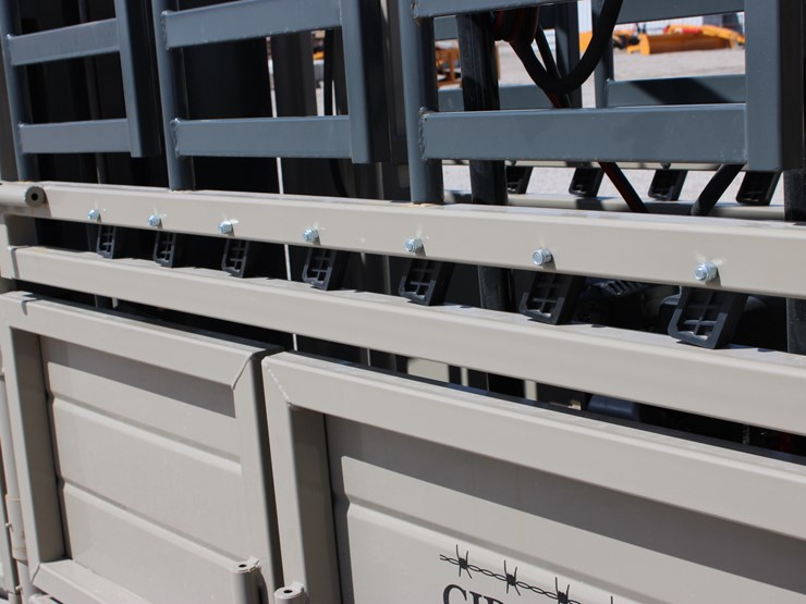 #1085-•-new-circle-t-portable-hydraulic-squeeze-chute-image-20