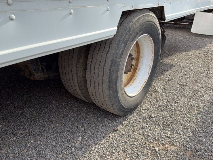 1998-freightliner-fl70-image-11