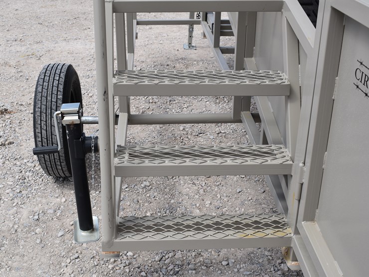 #1084-•-new-circle-t-portable-loading-chute-with-catwalk-image-20