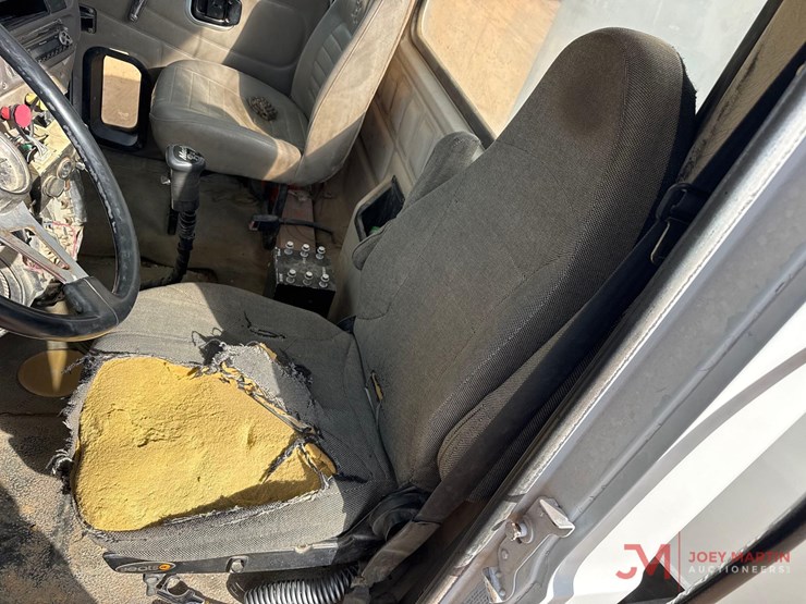 2001-mack-ch613-image-31