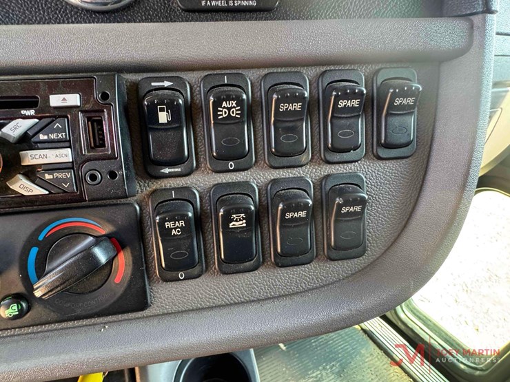 2015-peterbilt-389-image-32