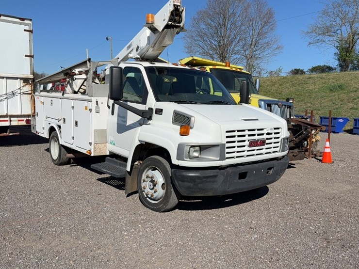 2004-gmc-5500-image-3