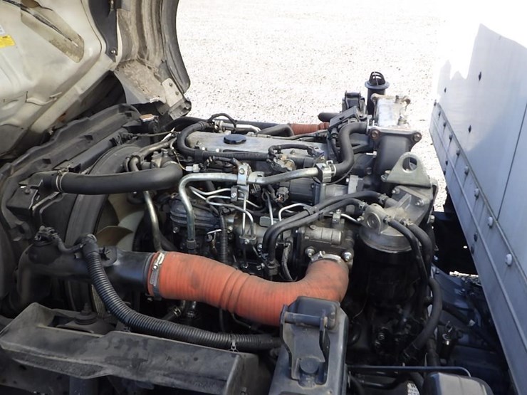 2010-isuzu-npr-image-10