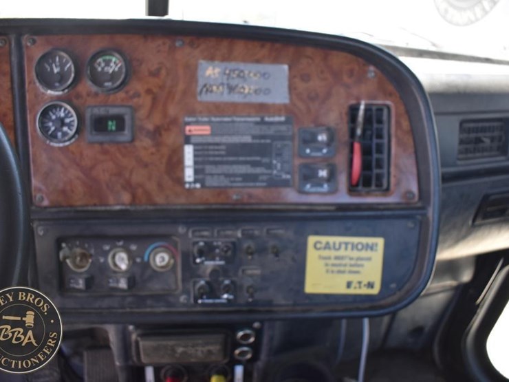 2002-peterbilt-385-image-45
