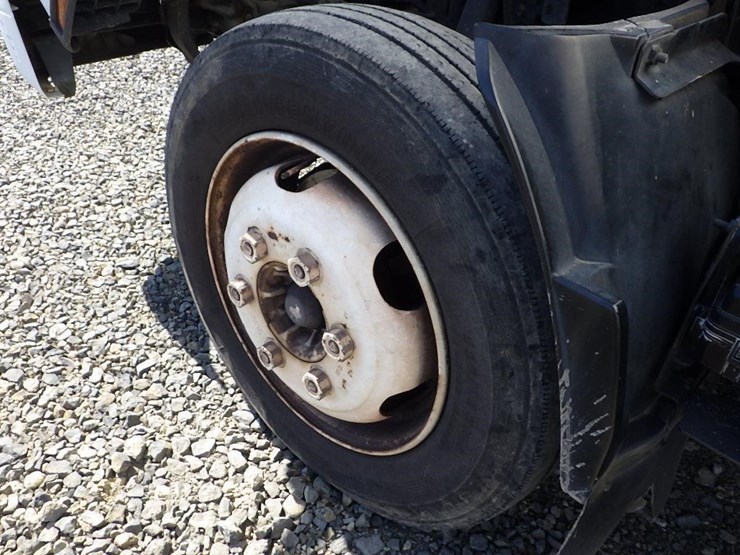 2010-isuzu-npr-image-14