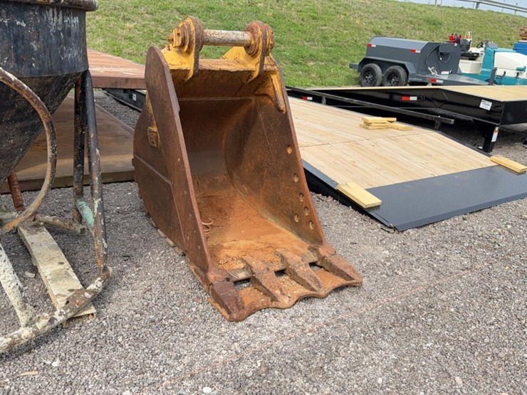#2051-•-cat-32"-excavator-bucket-image-2