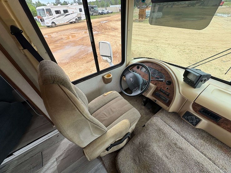 2004-ford-"daybreak"-motorhome-image-17