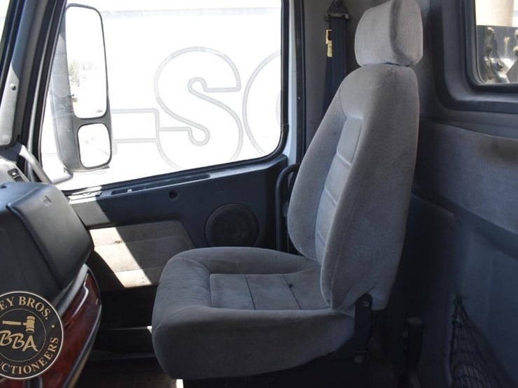 1999-volvo-vnl64t300-image-53