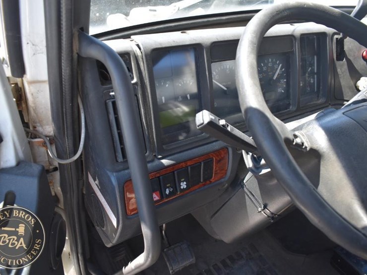 1999-volvo-vnl64t300-image-48