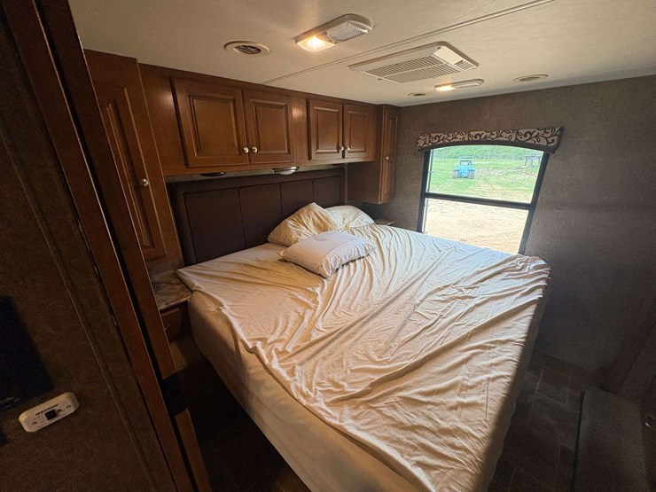 2014-ford-f-53-motorhome-image-29