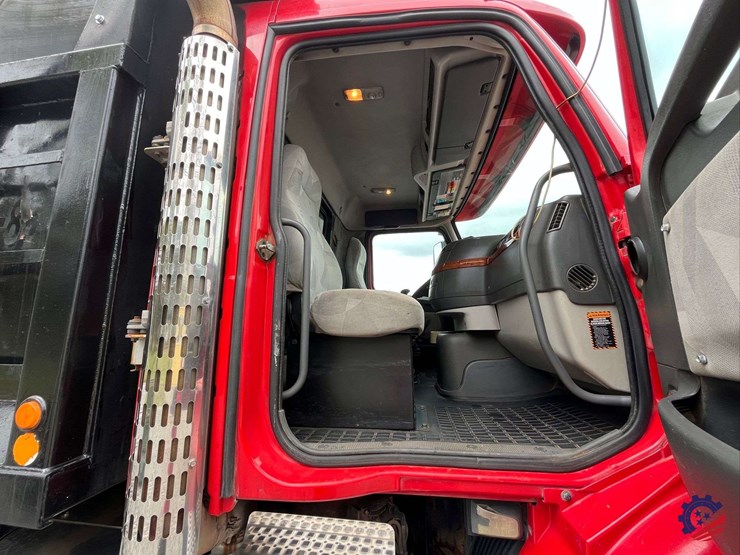 2011-volvo-truck-vhd-tri-axle-dump-truck-image-66