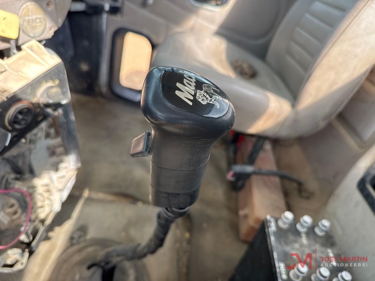 2001-mack-ch613-image-30