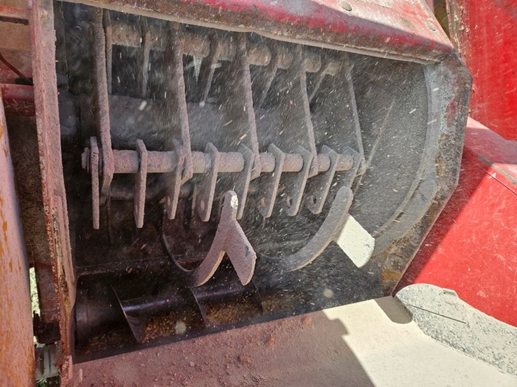 new-holland-355-image-17