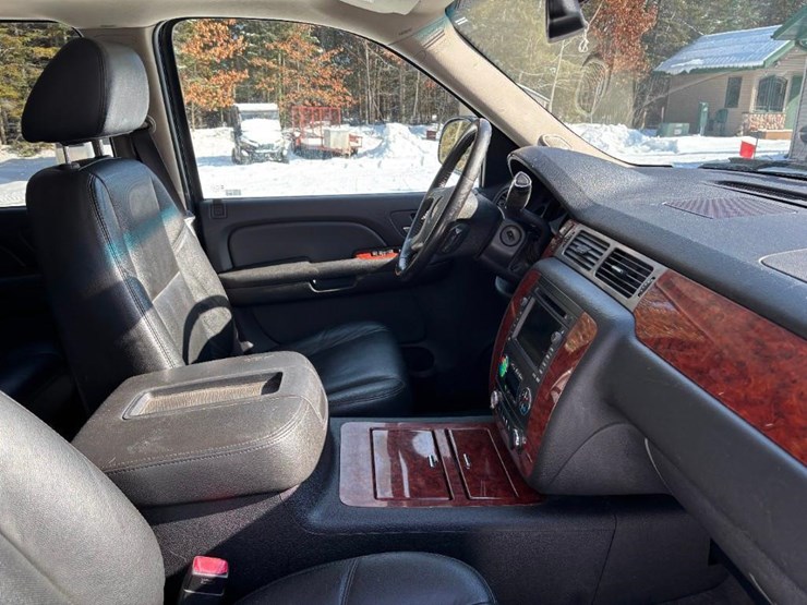 2009-chevrolet-suburban-image-32