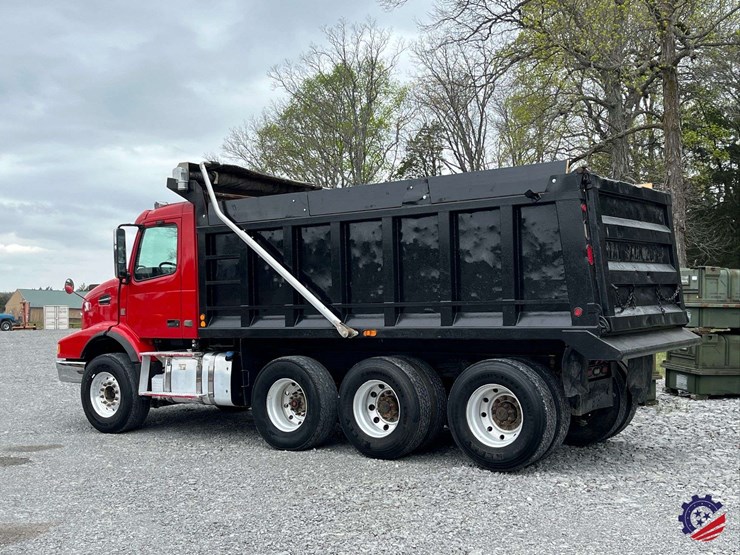 2011-volvo-truck-vhd-tri-axle-dump-truck-image-3
