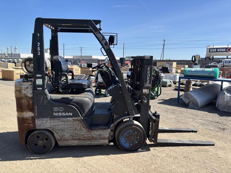 2011-nissan-mcp1f2a25lv-image-7