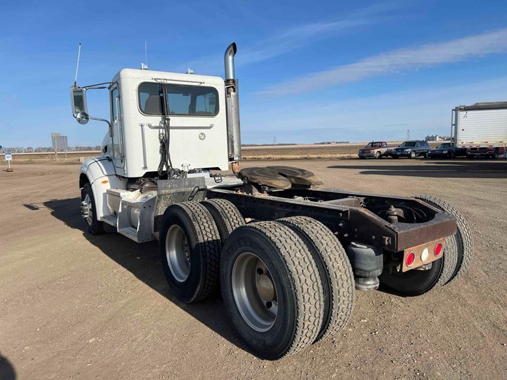 2008-peterbilt-384-image-7
