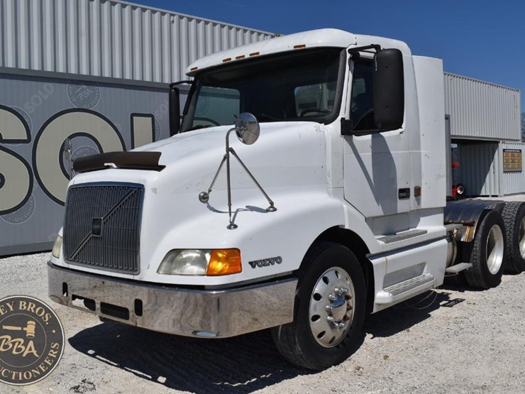 1999-volvo-vnl64t300-image-1