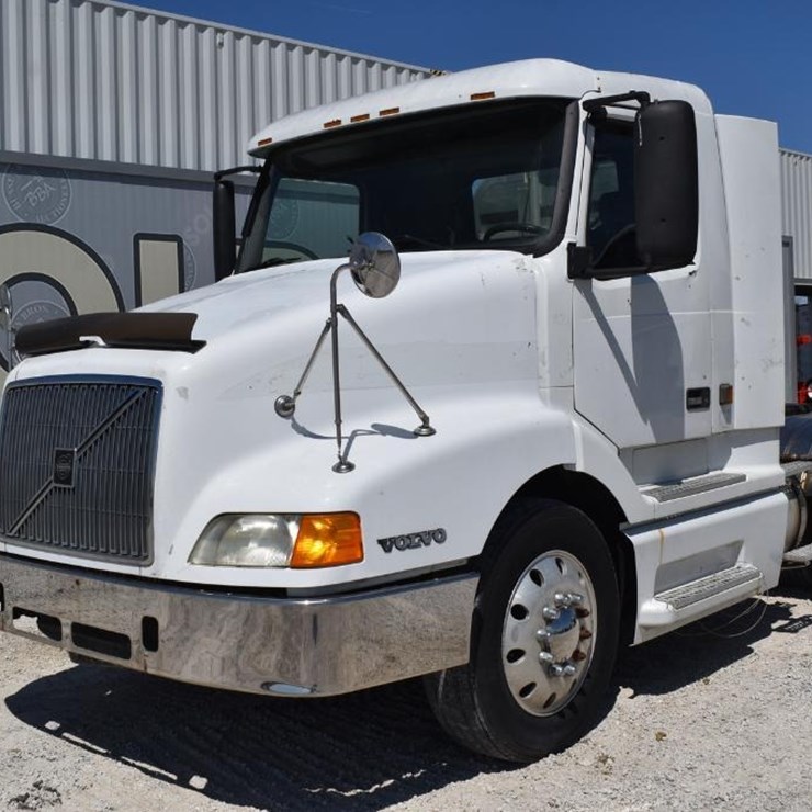 1999 VOLVO VNL64T300