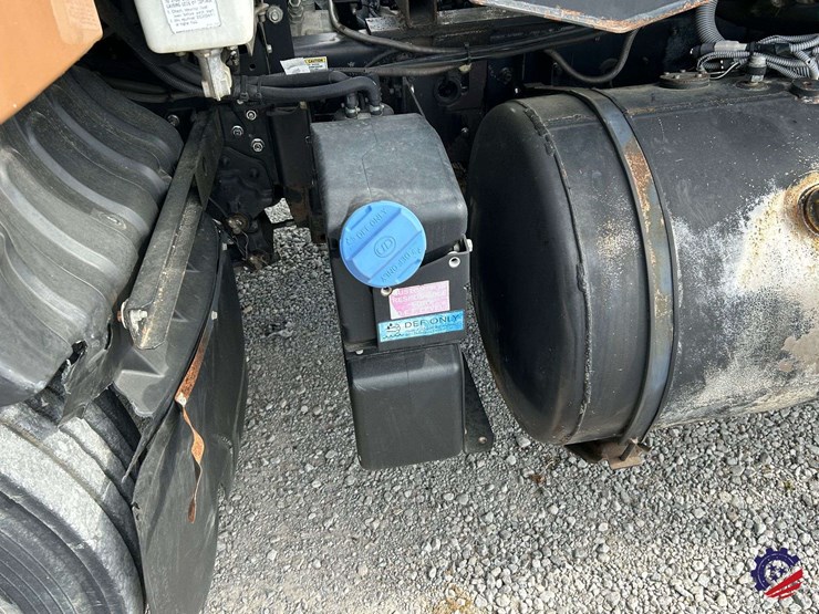 2013-ud-ud3300-s/a-garbage-truck-image-33