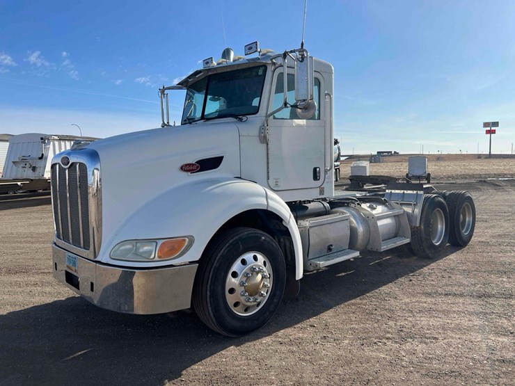 2008-peterbilt-384-image-2