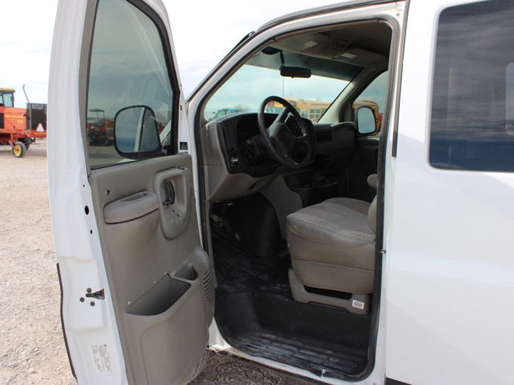 2001-chevrolet-express-3500-image-27