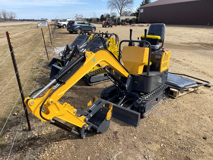 #900-•-landhonor-mini-excavator-image-1