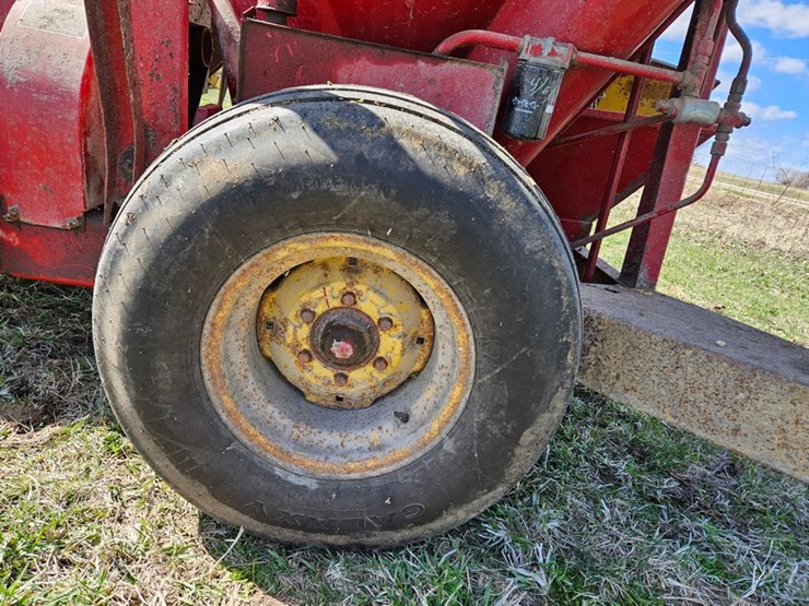 new-holland-355-image-43