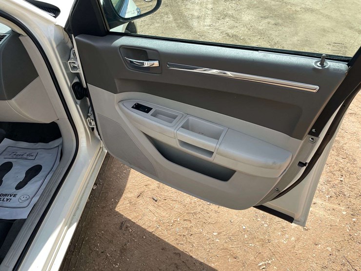 2010-chrysler-300-4-door-sedan-(119,302-miles)-image-17