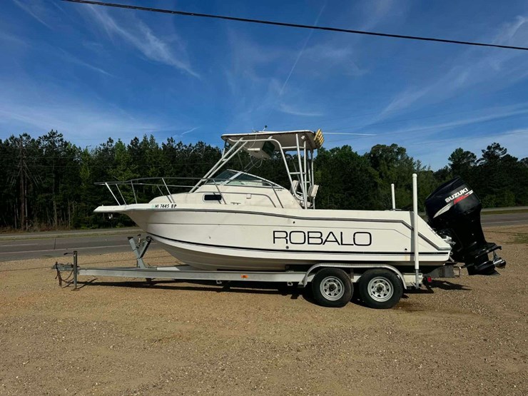 robalo-2240-walkaround-yacht-boat-with-cabin-image-3