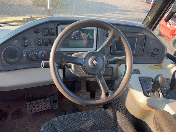 2016-caterpillar-745-image-19