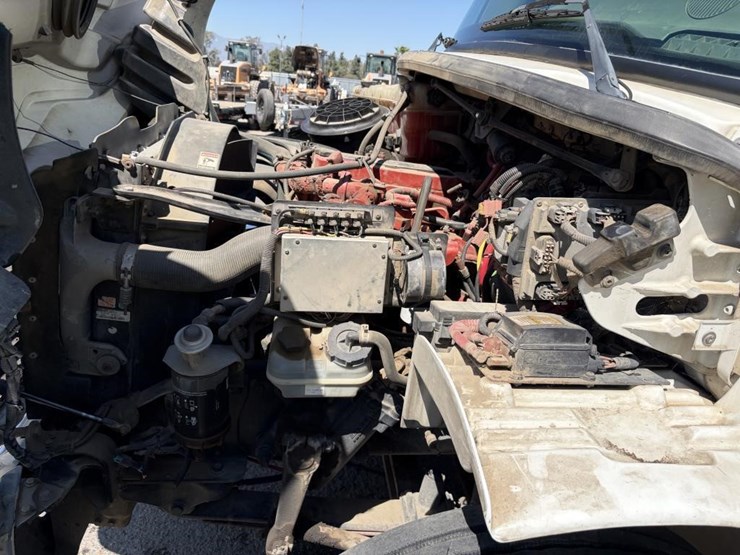 2012-freightliner-m2-106-image-6