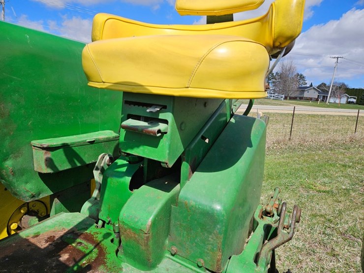 john-deere-4010-image-33