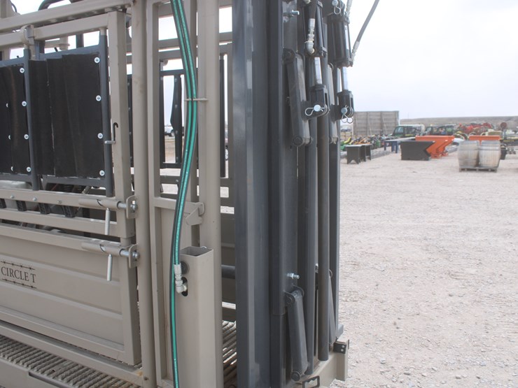 #1083-•-new-circle-t-portable-complete-cattle-processing-system-image-23