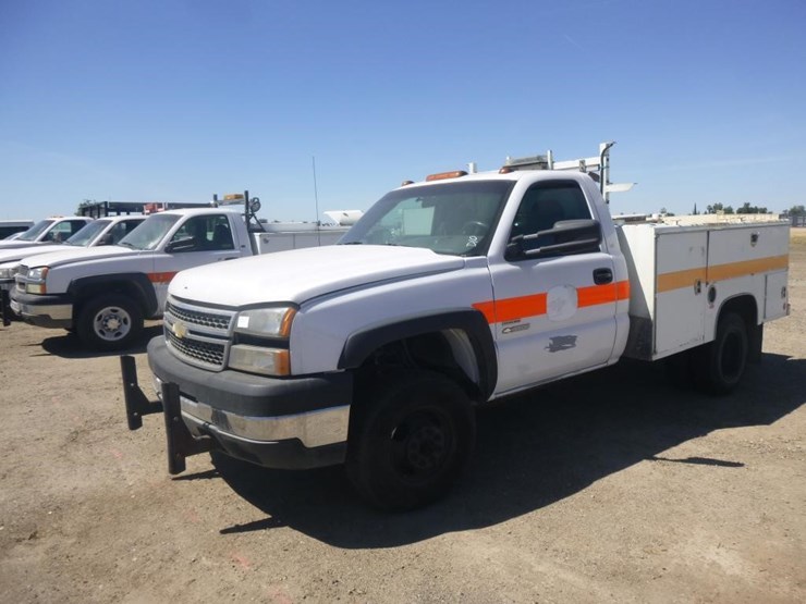 2005-chevrolet-3500-image-2