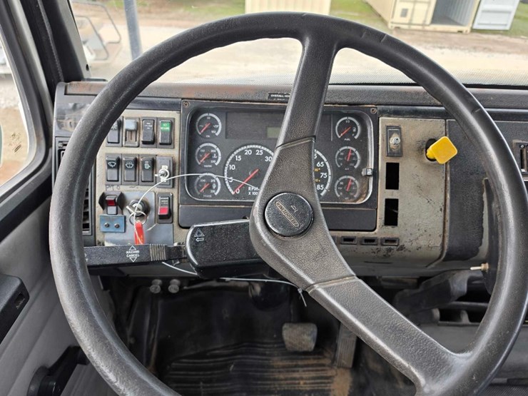 2001-freightliner-fl70-image-18