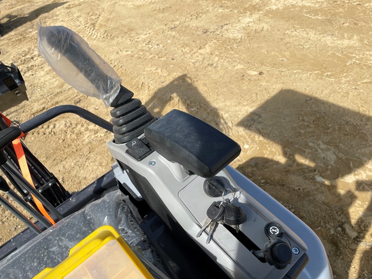 #902-•-new-land-hero-rt15r-mini-excavator-image-13