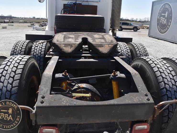 2002-peterbilt-385-image-24