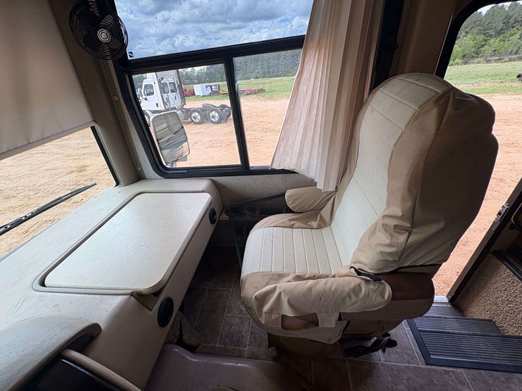 2014-ford-f-53-motorhome-image-17