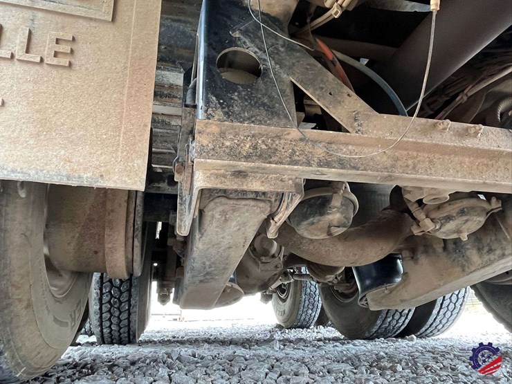 2011-volvo-truck-vhd-tri-axle-dump-truck-image-51