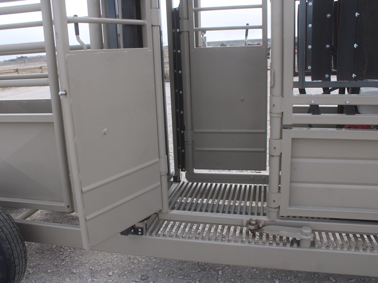 #1083-•-new-circle-t-portable-complete-cattle-processing-system-image-56