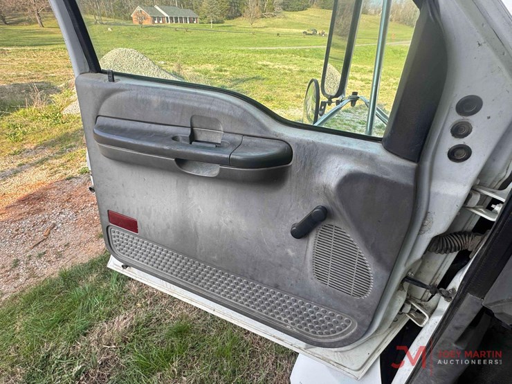 2006-ford-f750-xl-image-23