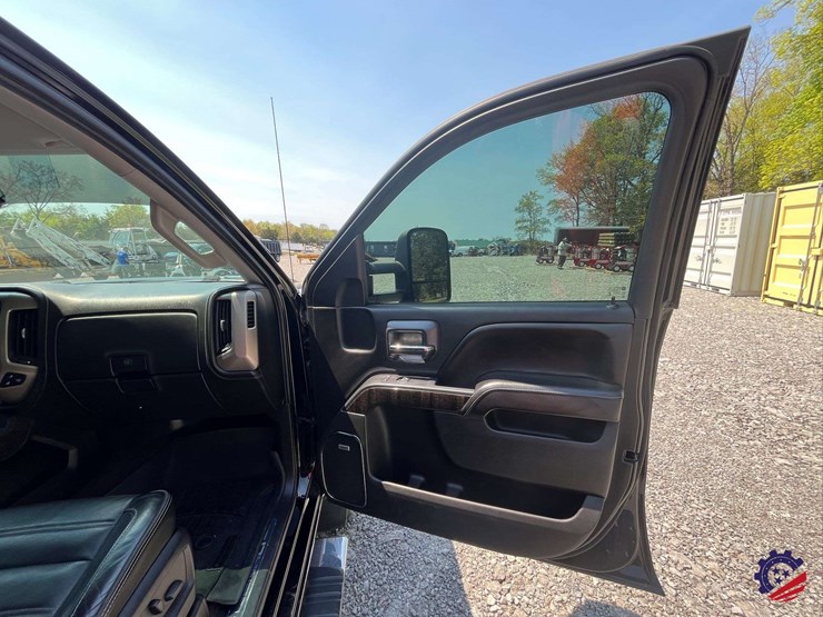 2015-gmc-3500-image-56